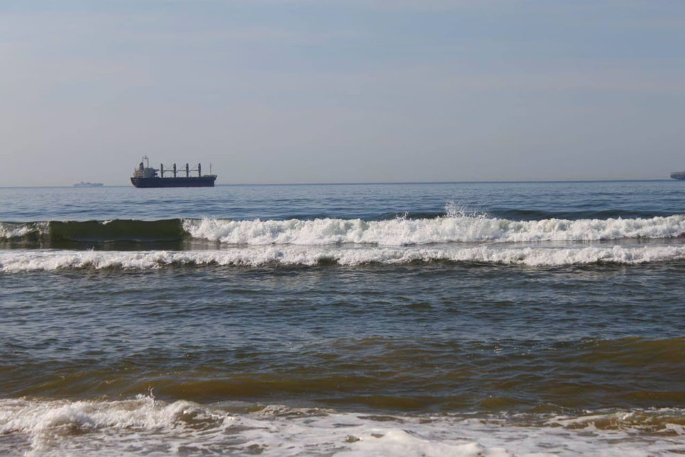 Море на пляже рядом с автовокзалом — видно, что вода темного цвета