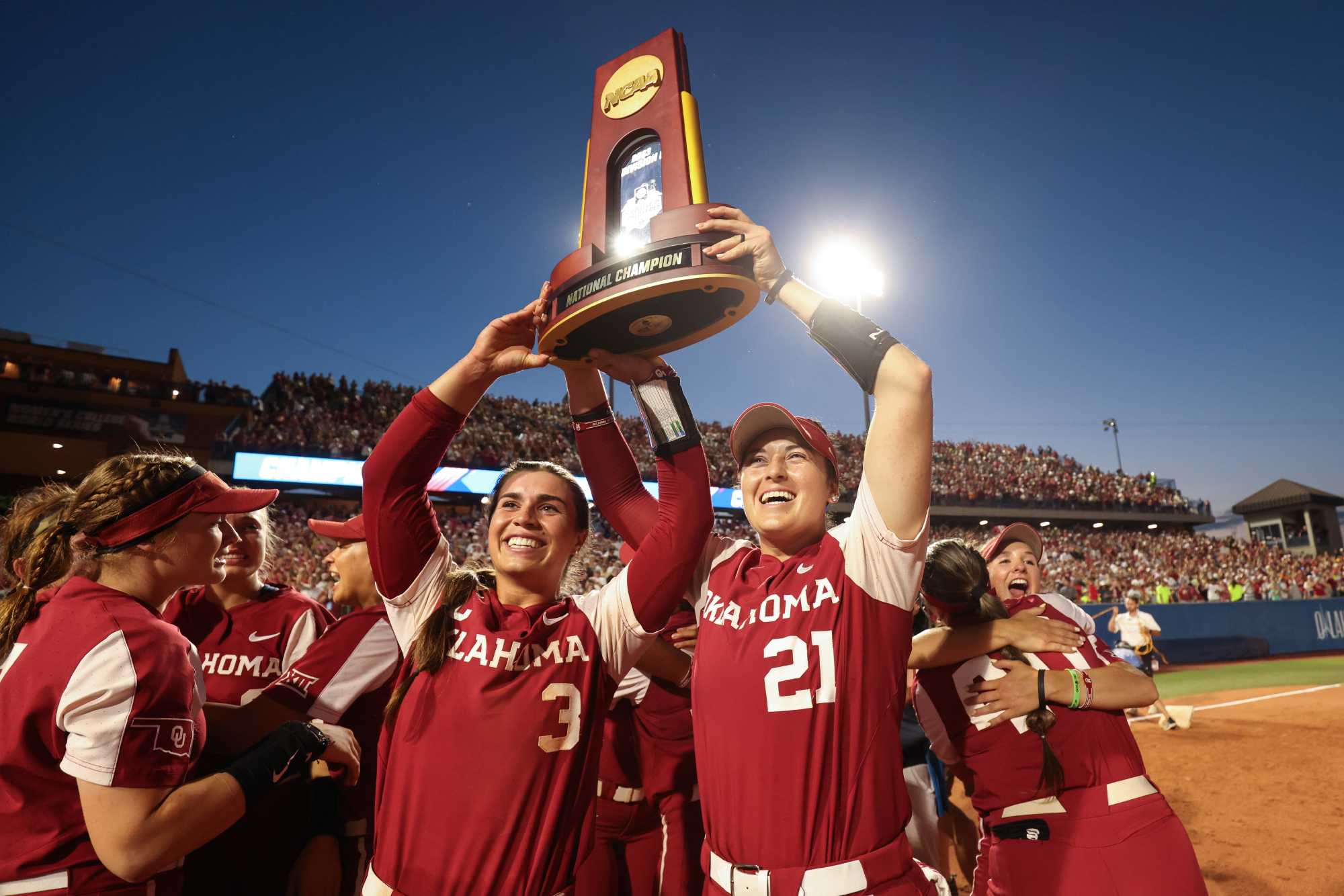 Софтболистки «Оклахома Сунерс» с трофеем NCAA. Фото: Justin Tafoya / Getty Images