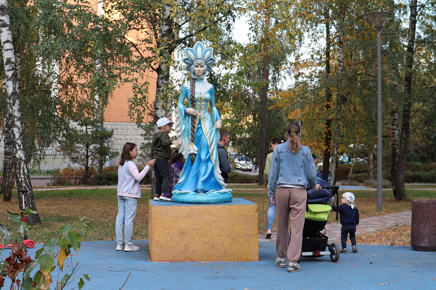 Аллея сказок. Фигуры сказочных персонажей привлекают детей. Фотография: Татьяна Леонтьева