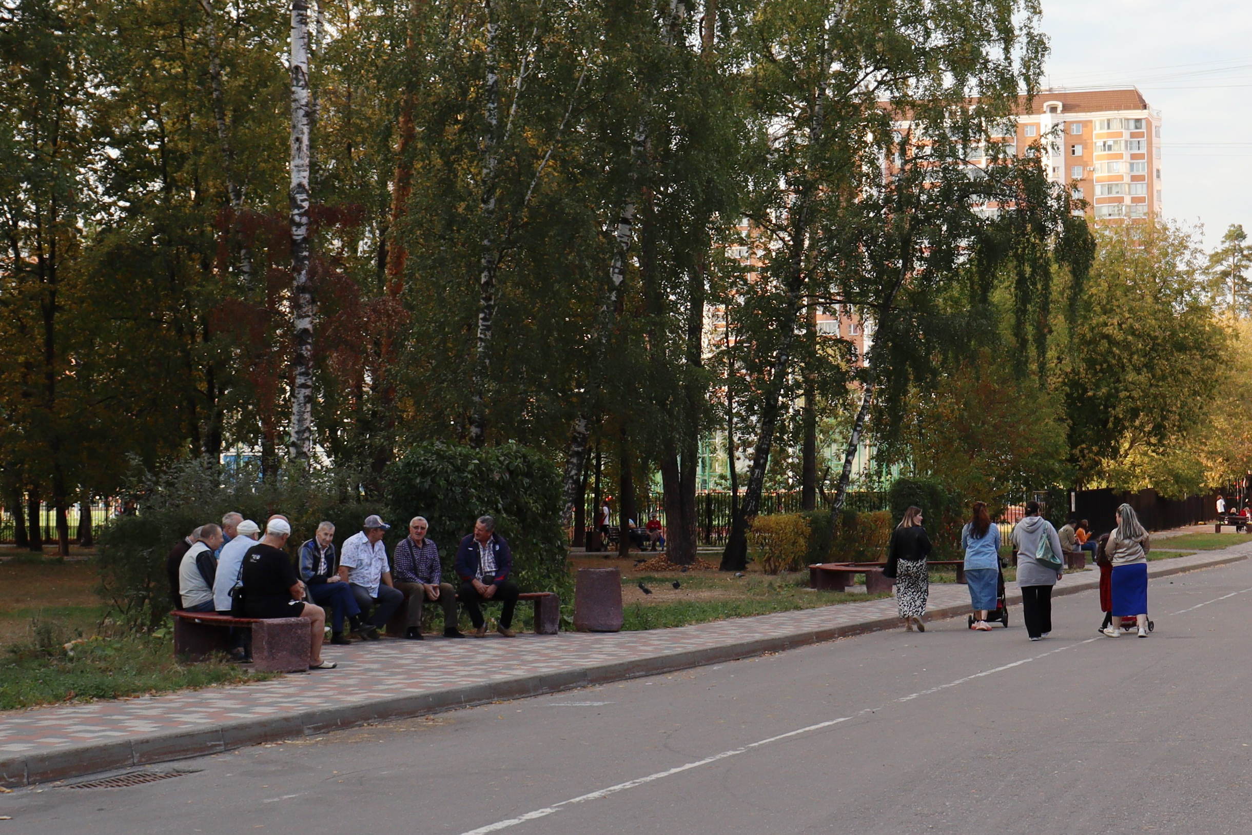 Пенсионеры отдыхают после прогулки. Фотография: Татьяна Леонтьева