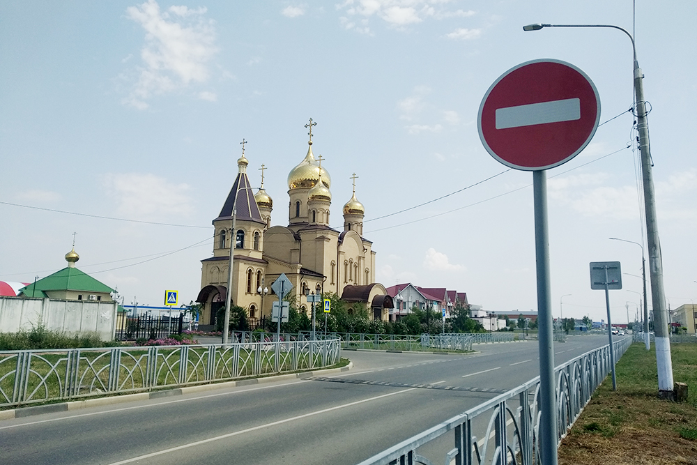 Храм Серафима Саровского начали возводить в 2005 году, а первую литургию там совершили в 2015 году