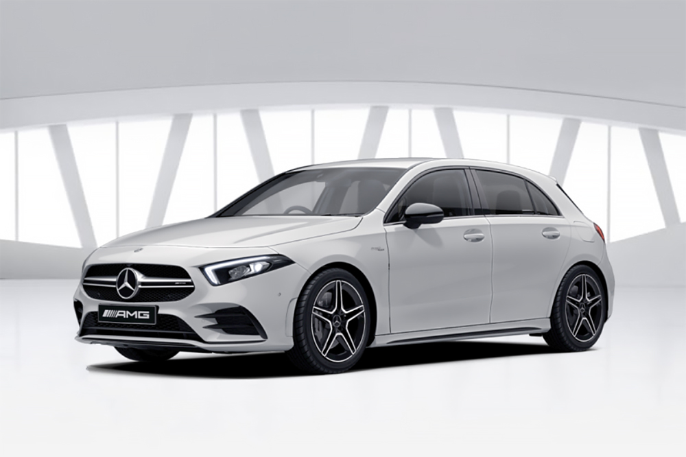 Mercedes-Benz A35 AMG 4matic: особая решетка радиатора с шильдой AMG, большие тормозные диски, массивные суппорта, колеса 18 или 19 дюймов. Сзади две выхлопные трубы