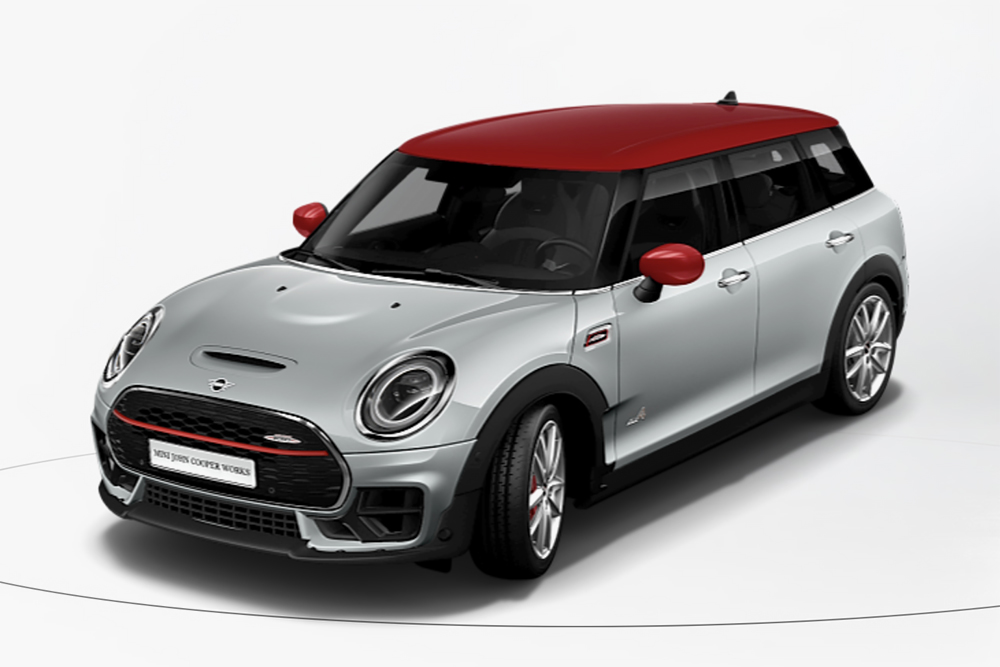 JCW Clubman имеет те же отличия, что и Hatchback: дуги бампера и пороги, шильды John Cooper Works со всех сторон и красная полоска на решетке радиатора