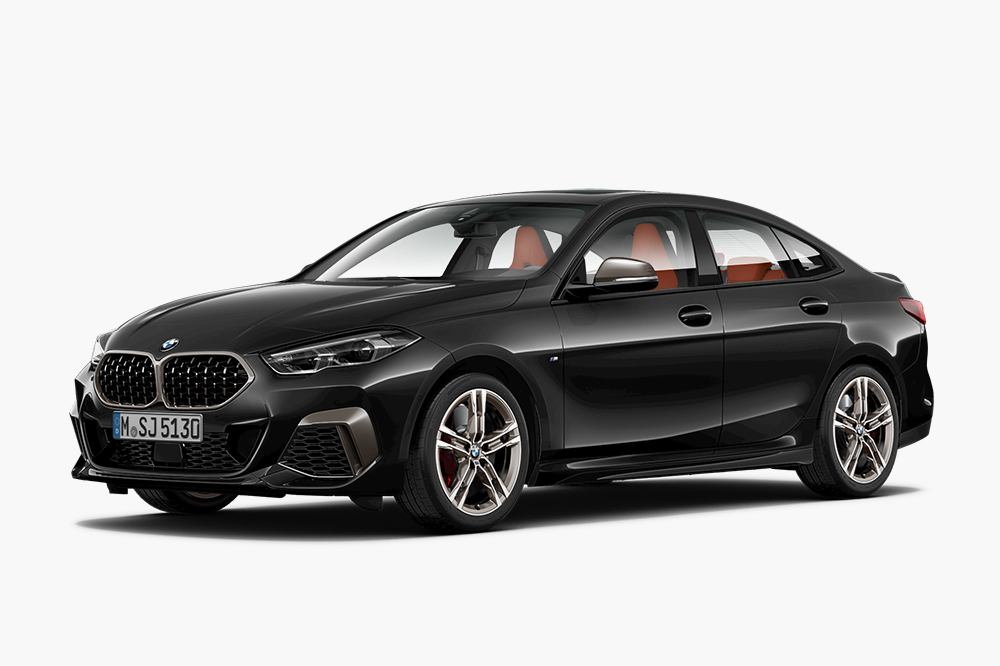 M235i легко отличить только от скромной, базовой версии 218i. От 218i M Sport отличий почти нет, за исключением особой решетки радиатора и огромных патрубков выхлопной системы сложной формы