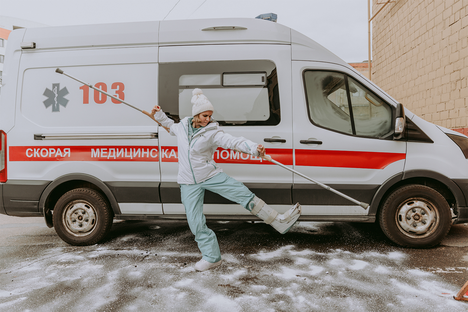 Женя сломала ногу в первом эпизоде, но все равно смогла снять ролик с танцем для семейного праздника