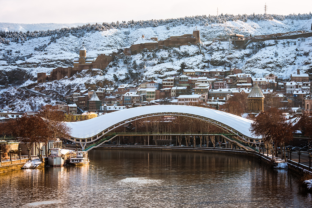 Пешеходный мост Мира через реку Куру. Фотография: Yulia Grigoryeva / Shutterstock / FOTODOM