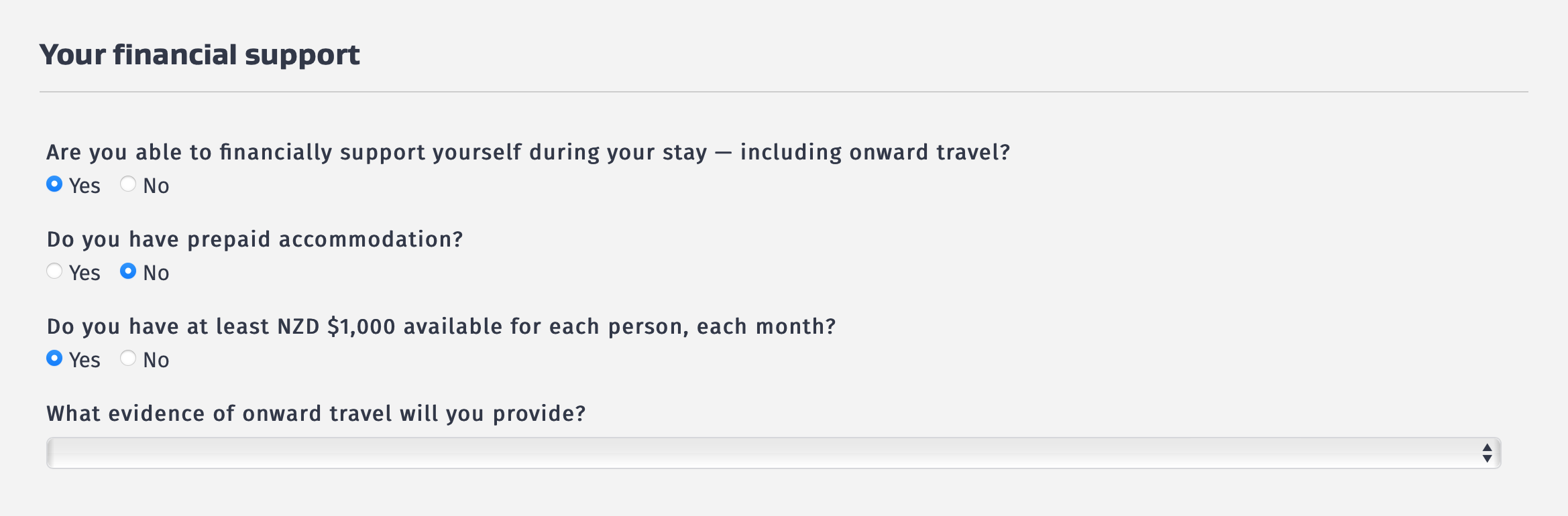В анкете указано, что у каждого путешественника должно быть достаточно денег на поездку из расчета не меньше 1000 NZD в месяц, если он не оплатил отель заранее. Если выбрать ответ «Да» в пункте «Есть ли у вас предоплаченное жилье», сумма снизится до 400 NZD. Источник: immigration.govt.nz