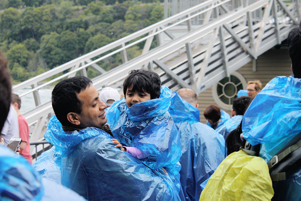 Пассажиры Maid of the Mist в дождевиках перед посадкой