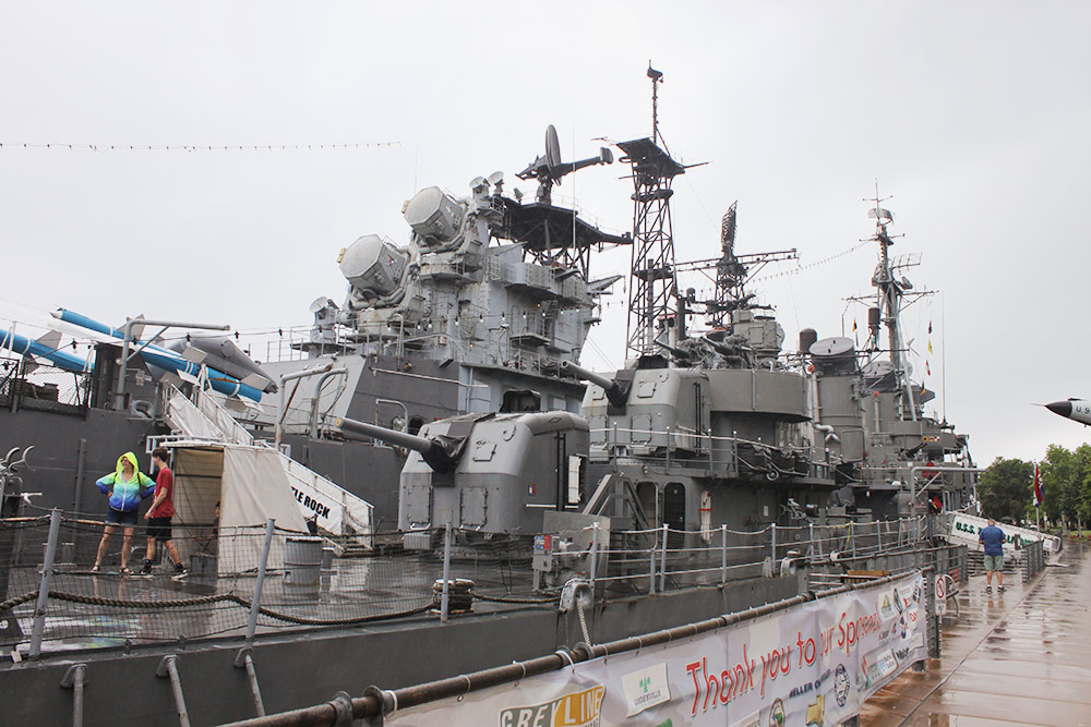 USS Little Rock — такой же символ города, как крейсер «Аврора» для Петербурга. Весной и осенью дети могут почувствовать себя настоящими моряками и провести ночь на борту Little Rock на тех самых койках, где отдыхал экипаж судна. Билет стоит 55 $ (около 4015 ₽) с человека, в стоимость включены завтрак, обед и экскурсия