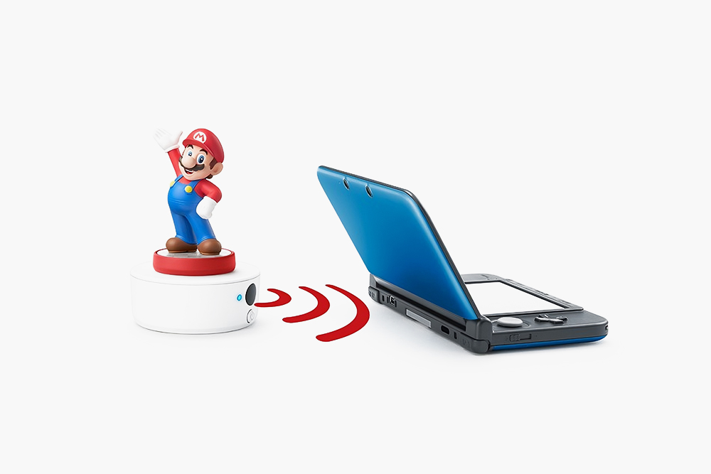 Устройство чтения и записи NFC. Сверху стоит фигурка Amiibo. Источник: nintendo.ru