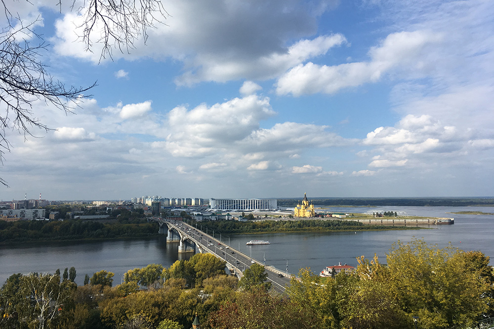 С обзорной площадки открывается вид на стадион, Стрелку и Оку, впадающую в Волгу