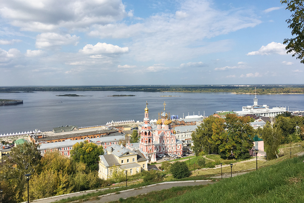 С обзорной площадки открывается вид на Рождественскую церковь — главную достопримечательность популярной Рождественской улицы