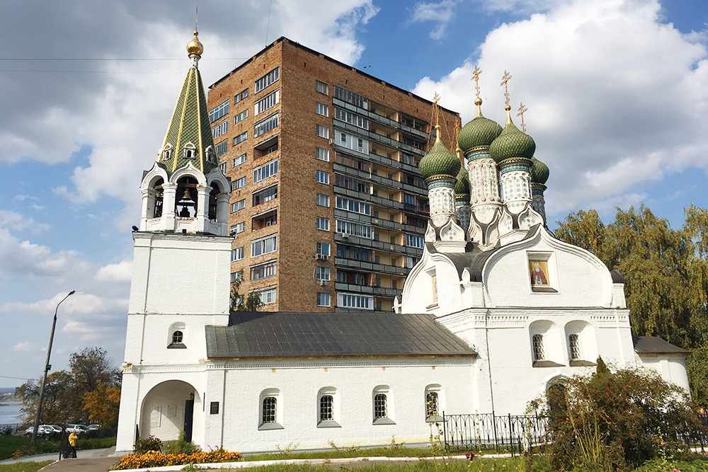 Типичные нижегородские архитектурные контрасты: русская церковь 17 века и советская застройка