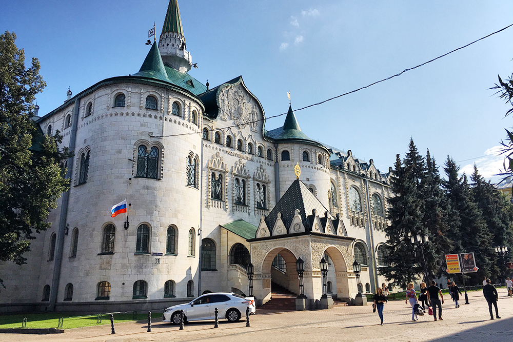 Стены и потолки помещений Госбанка украшает старинная роспись с историческими и мифологическими сюжетами. На открытие банка в 1913 году приезжал император Николай Второй