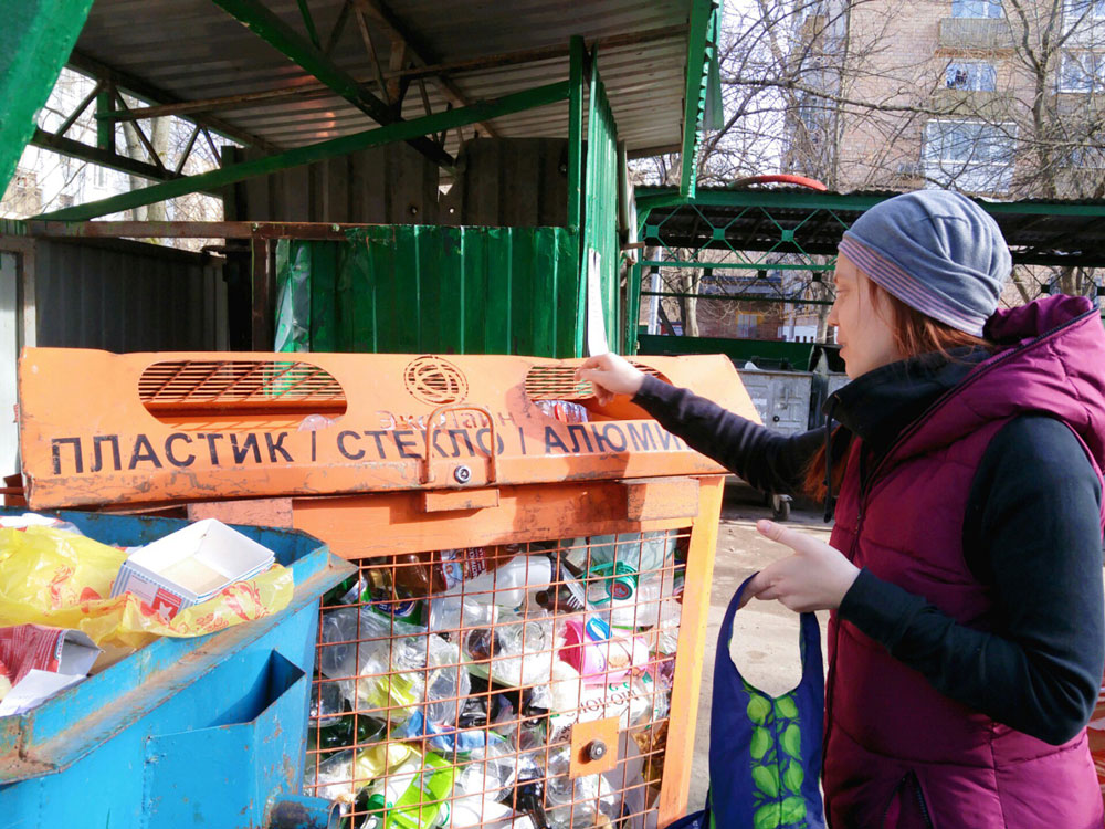 Пластиковые и стеклянные бутылки, алюминиевые и жестяные банки, бумагу и тетрапаки я сдаю на переработку