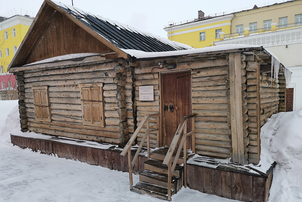 Дверь дома открывается внутрь, чтобы можно было открыть ее, если вход занесет снегом