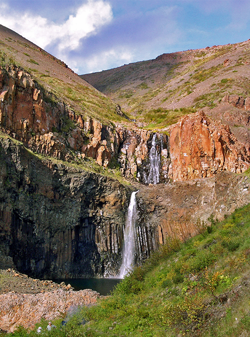 Водопад Красные камни. Фото: Liudmil / Shutterstock