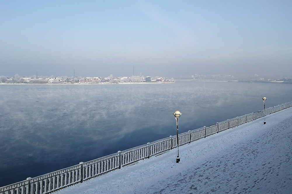 Несмотря на неприятные впечатления, очень запомнилась Ангара, над которой вьется дымка, — самое красивое зрелище после Байкала