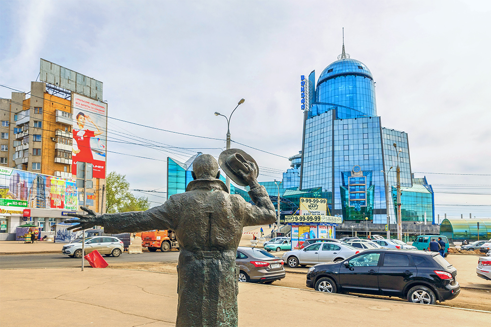 Помню старый ж/д вокзал. Сейчас вместо него синий уродец, никак не вписывающийся в среду. В Самаре не настолько большой пассажиропоток, и нужды в новом вокзале объективно не было