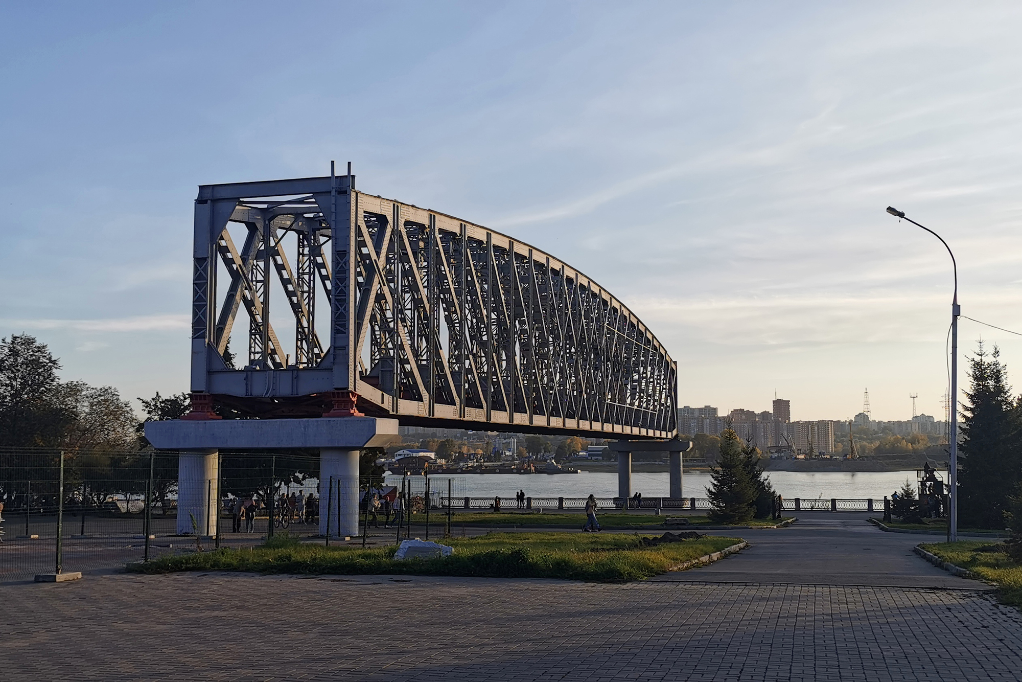 На набережной есть памятник Александру Третьему и пролет старого железнодорожного моста через Обь, благодаря строительству которого и появился Новосибирск, а поезда стали ходить в восточную часть страны. Фото: Ольга Бекасова