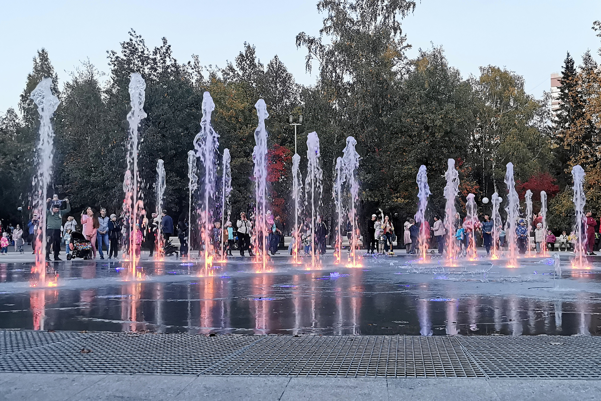 Летом рядом с фонтаном собирается много горожан и туристов. Фото: Ольга Бекасова