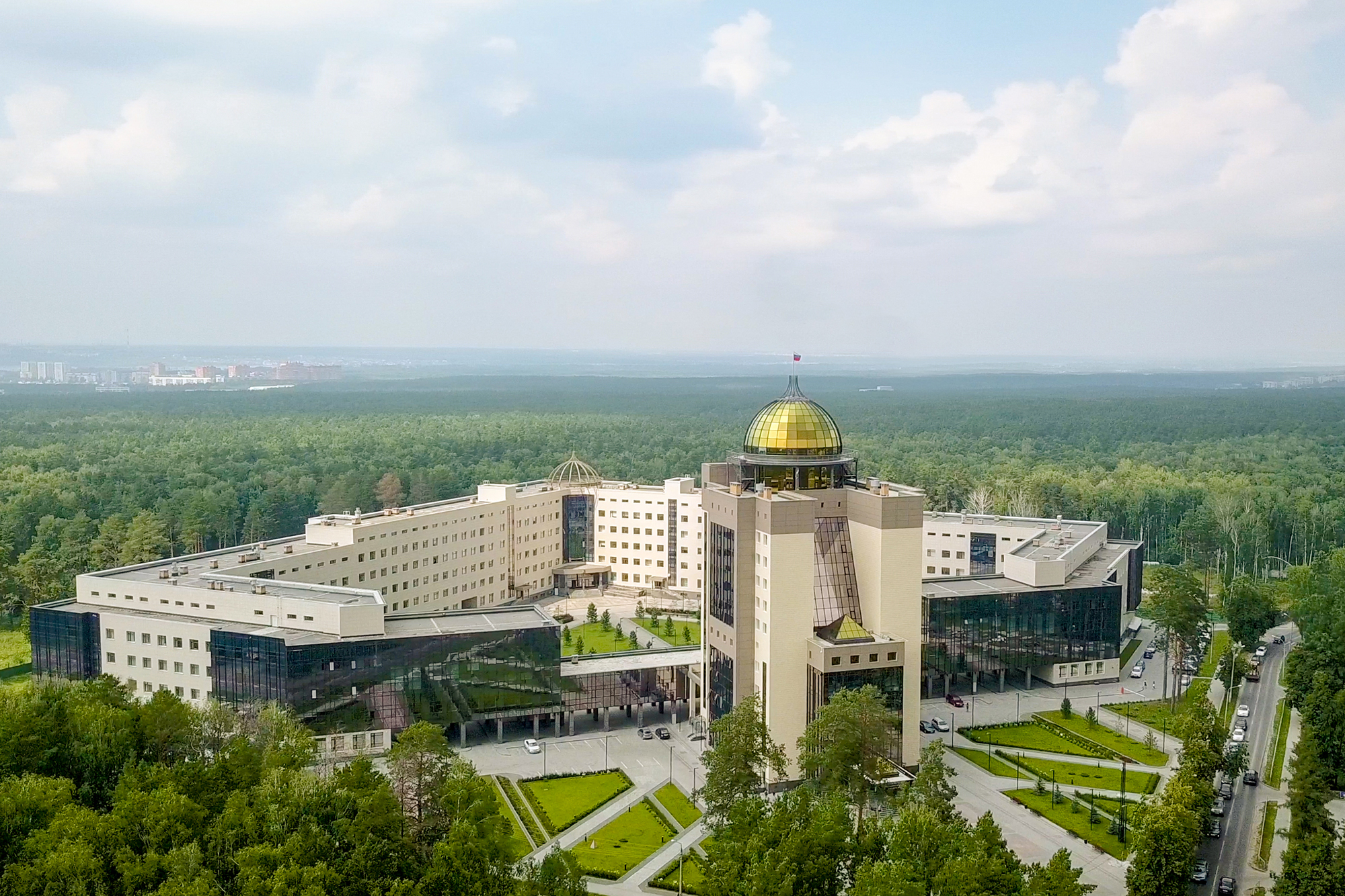 Новый корпус НГУ находится рядом с огромным лесопарком. Фото: Maykova Galina / Shutterstock