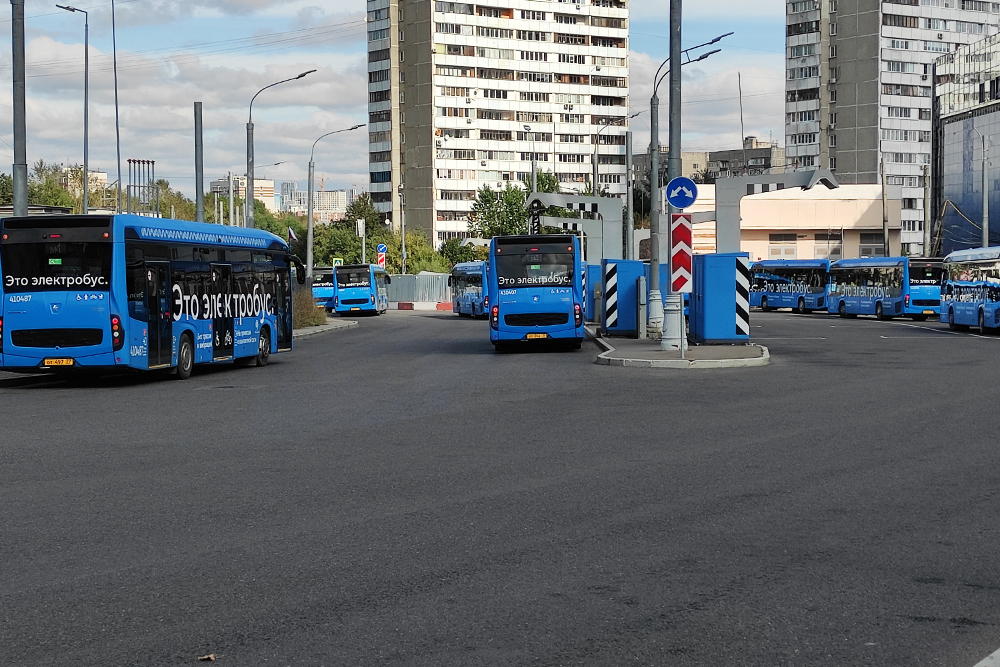 В конце Озерной улицы возле метро расположен парк автобусов и электробусов