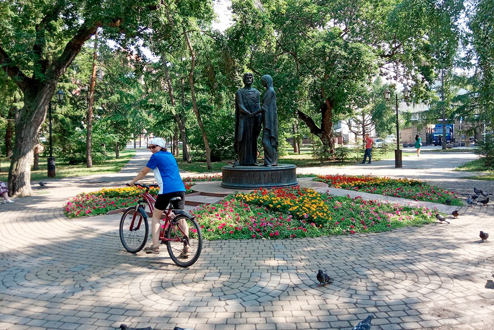 В центре Театрального сквера стоит металлическая скульптура — памятник Петру и Февронии Муромским. Таких скульптур на нашем маршруте будет много, это особенность Омска