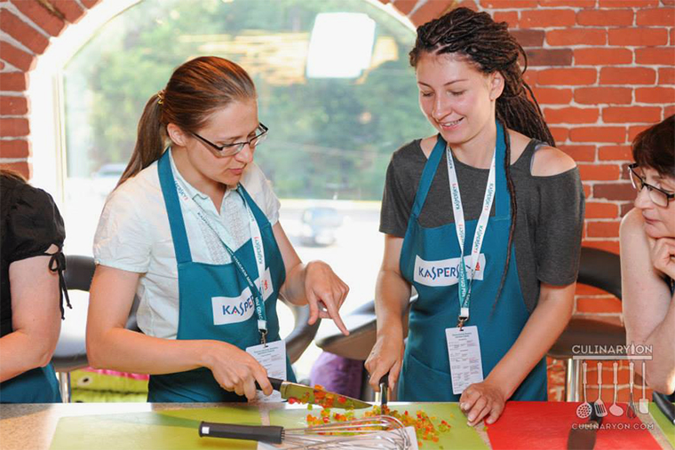 Мастер-класс по итальянский кухне в студии Culinaryon в Москве в 2014 году. Нарезаю цукаты для семифредо — это традиционный итальянский десерт, фактически мороженое с наполнителями