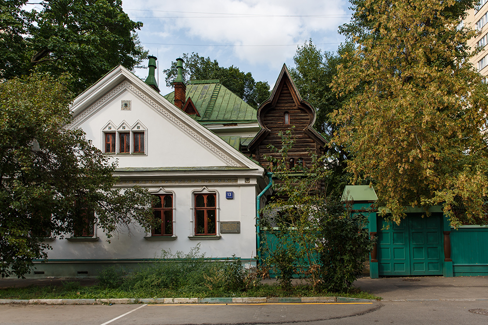 За деревьями дом можно и не разглядеть