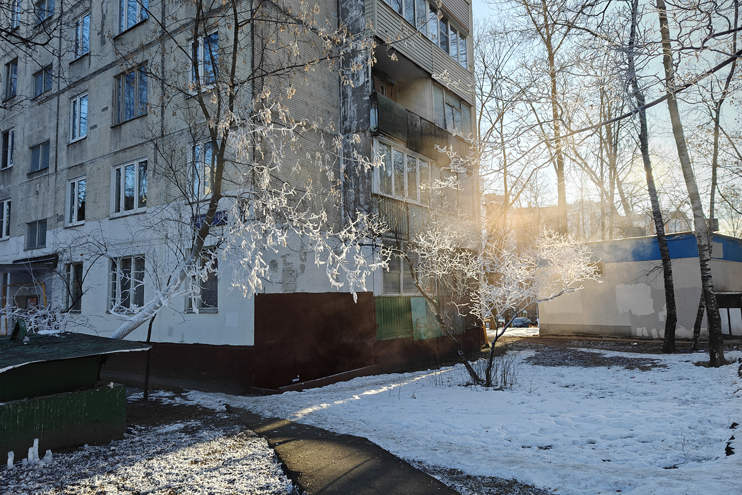 Тот же снимок, но на основную камеру: качество ненамного лучше, но более общий план с множеством лишних деталей портит кадр