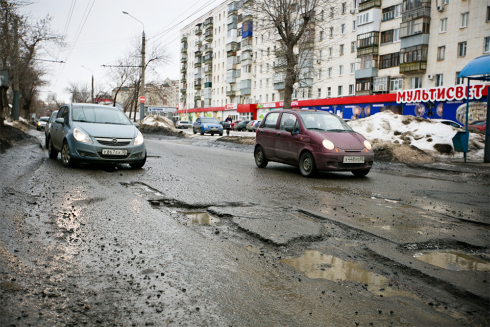 Асфальт выглядит так каждый год, независимо от того, какой была зима и как давно эту дорогу латали