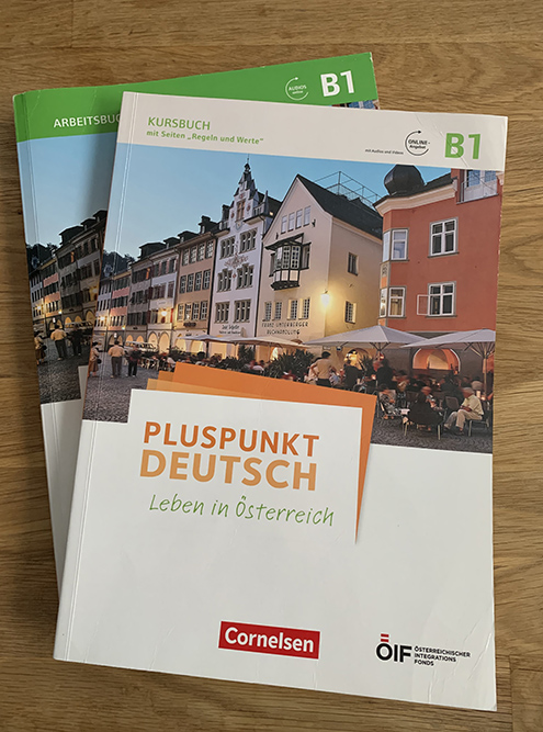 А вот в школе ABC, где я учила уровни В1.2 и В2.1⁠—⁠В2.2, в стоимость курса были включены очень хорошие учебники. На фото Pluspunkt Deutsch Leben in Österreich издания Cornelsen, в интернете 2 книги стоят около 2500 ₽