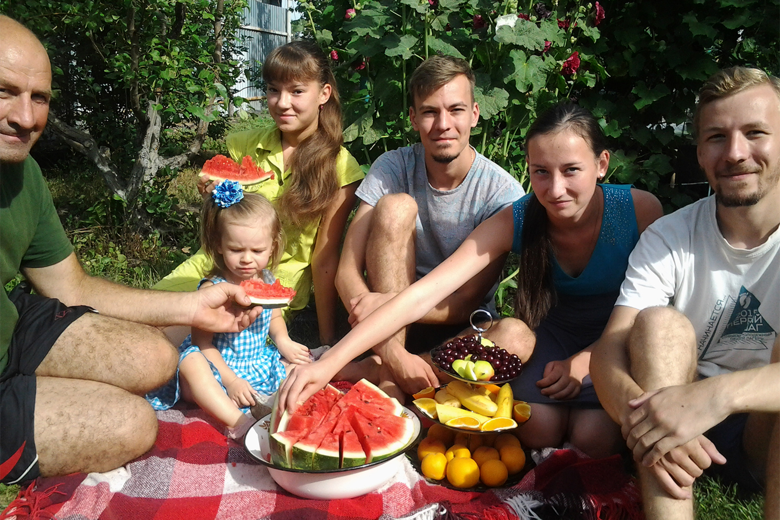 Мы часто собираемся большой семьей в нашем саду