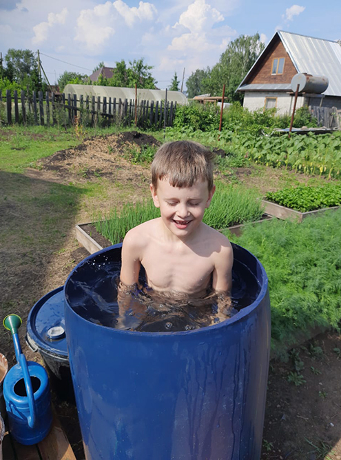 В загородном доме ребенку всегда было чем заняться