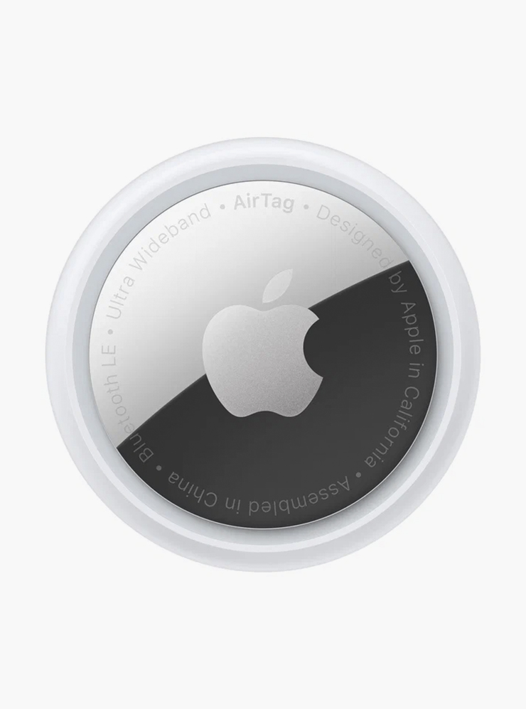 Брелок AirTag от Apple. Для комфортного использования к нему нужен чехол, но можно просто положить в школьный рюкзак. Источник: market.yandex.ru