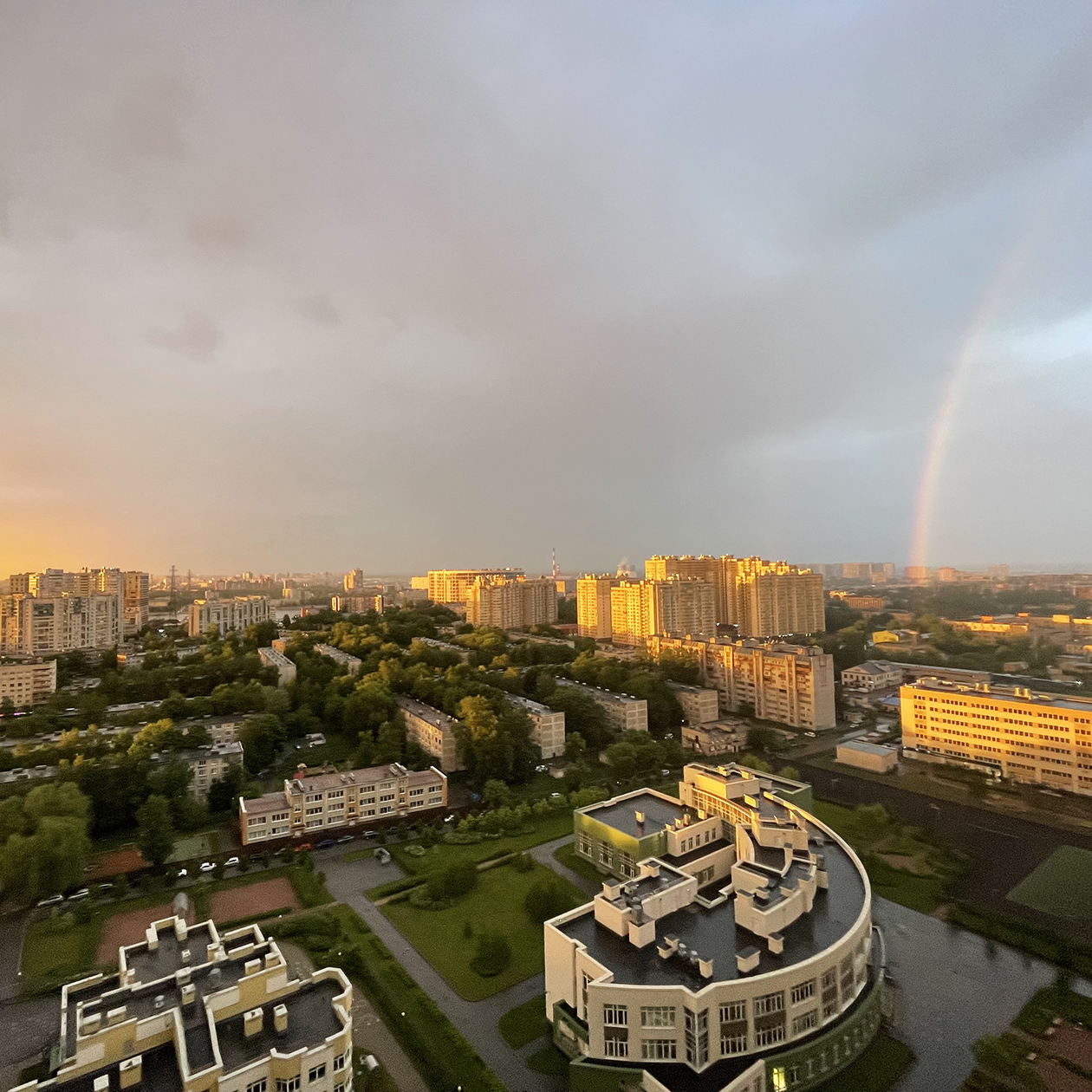 Это вид из нашей первой квартиры. На переднем плане сад и школа. Удобно, что двор закрыт для машин и посторонних. Ребенок может сам выйти погулять и добраться до школы, даже не выходя за периметр двора