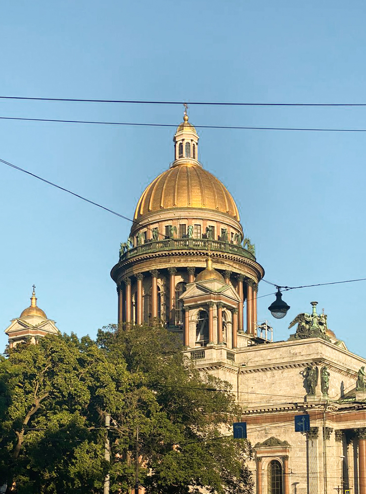 Фотографии сына из прошлого отпуска в Петербурге