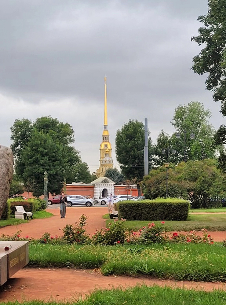 Фотографии сына из прошлого отпуска в Петербурге