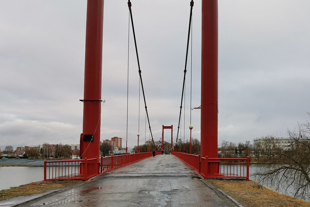 Рядом с набережной находится мост Дружбы, в этом году его перекрасили в красный цвет и сейчас он отдаленно напоминает знаменитый мост Золотые Ворота из Сан⁠-⁠Франциско