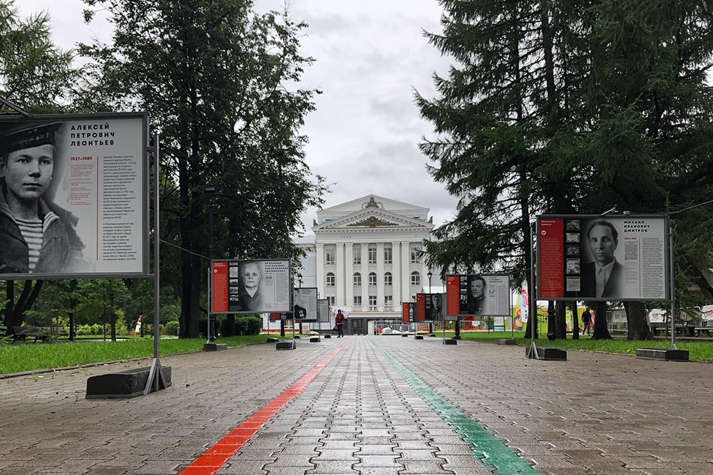 На аллее перед театром регулярно сменяют друг друга познавательные фотовыставки. Например, это истории пермских героев Великой Отечественной войны