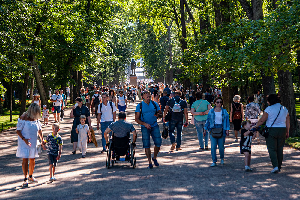 Лучше приезжать в музей-заповедник «Петергоф» с самого утра: чем позже, тем больше людей уже на подходе к кассам