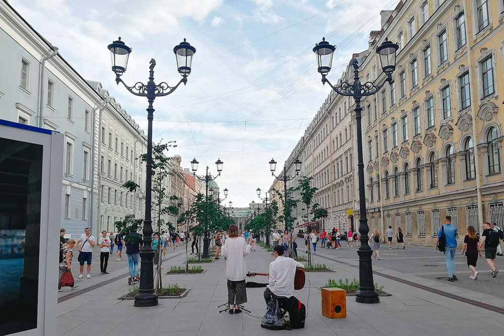 В центре Петербурга, особенно в теплое время года, много уличных музыкантов. Наиболее успешные занимают центральные точки и неплохо зарабатывают на своем ремесле