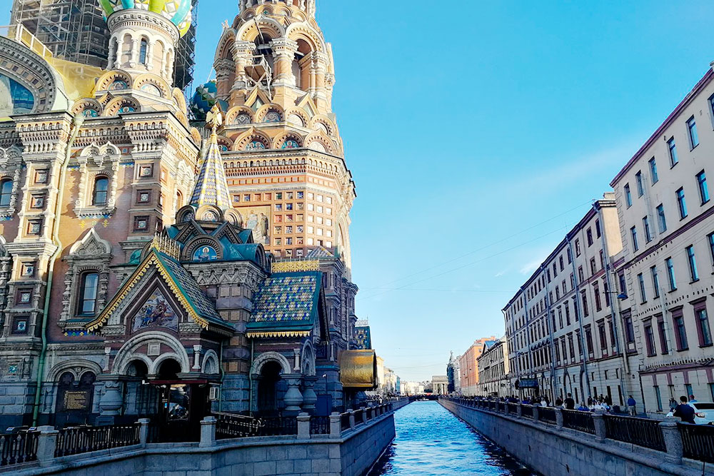 Спас на Крови напоминает собор Василия Блаженного в Москве