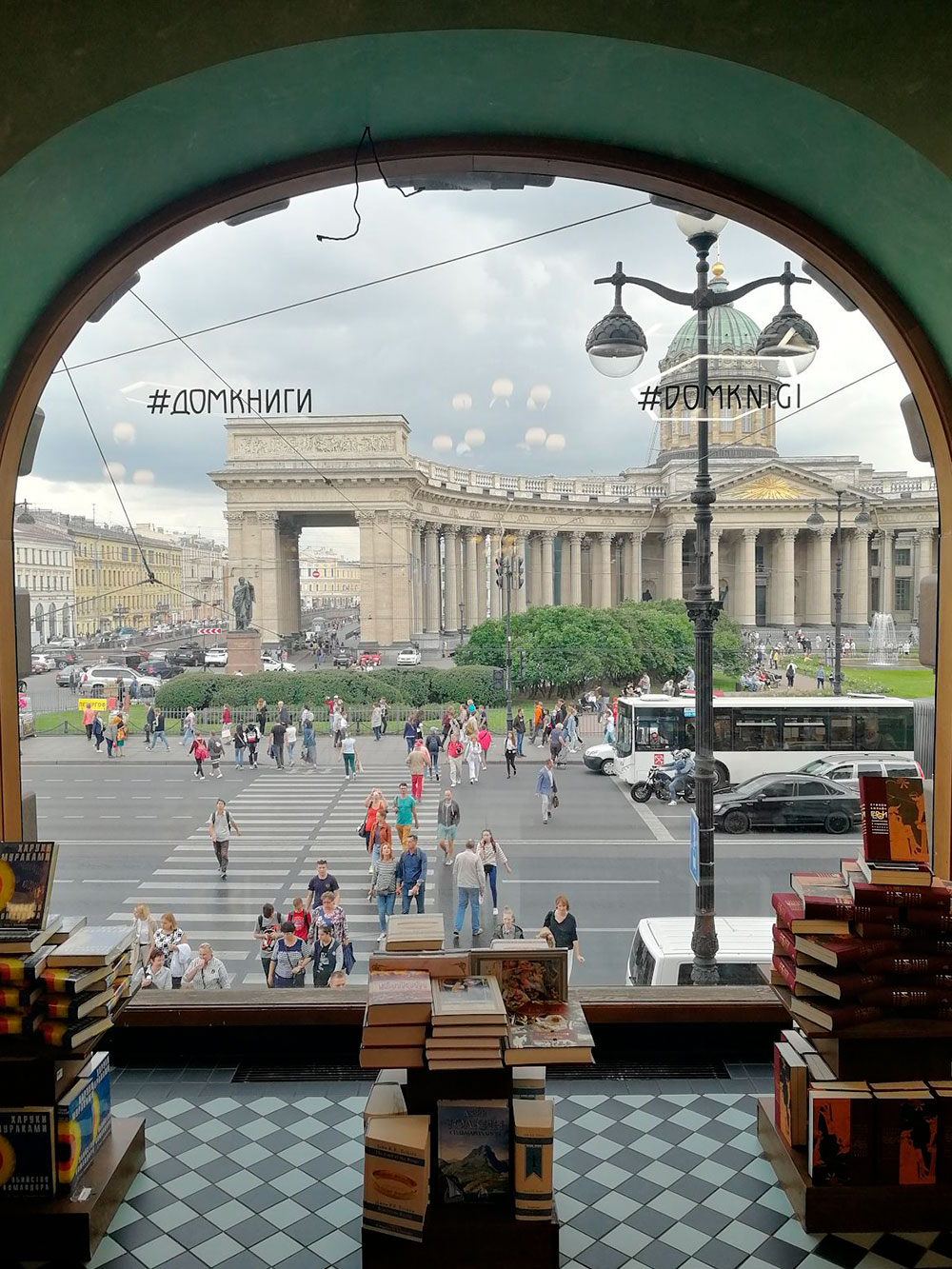 Вид из Дома книги на Казанский собор. На Невском проспекте всегда оживленно: и на дороге, и в пешеходных зонах