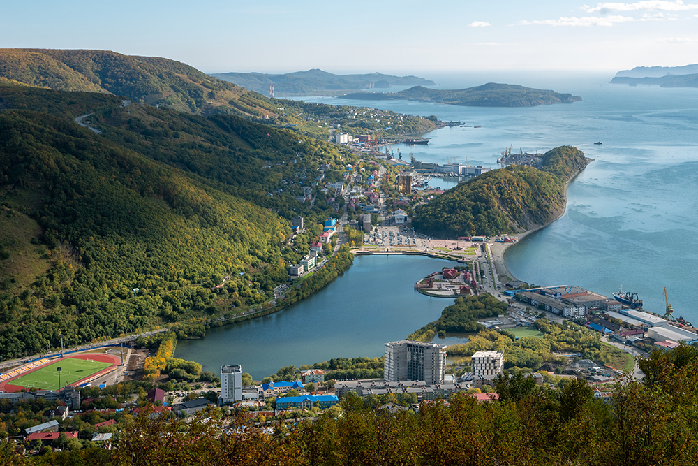 Вид на Култучное озеро и Никольскую сопку с Мишенной сопки. Фото: lexosn / Shutterstock