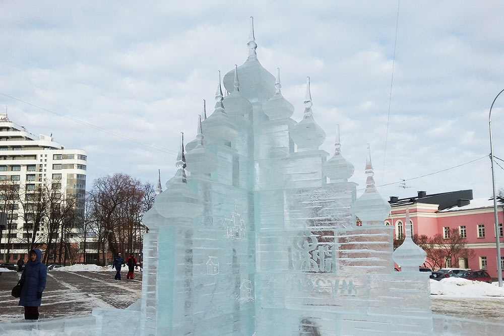 В конкурсе на лучшую скульптуру из снега или льда каждый год соревнуются команды из разных городов и стран