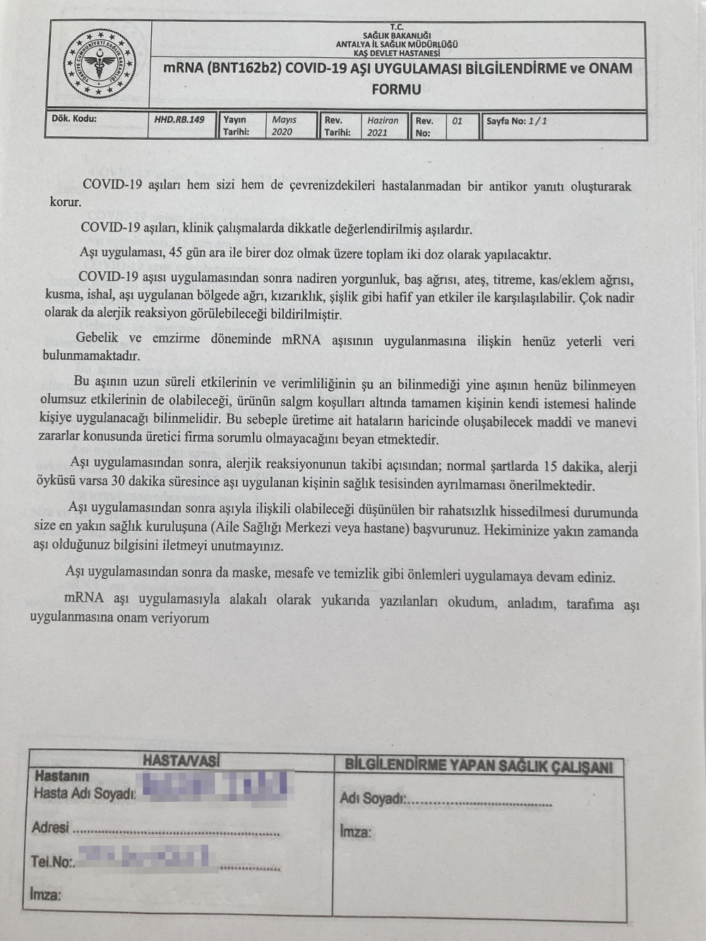 В согласии на прививку я указала имя, фамилию и свой турецкий номер телефона. Мы спросили, можно ли написать российский номер, нам ответили: только турецкий