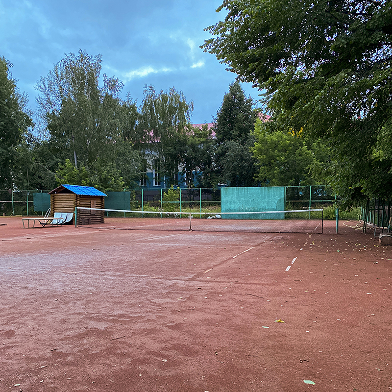 Страшный корт в парке, на который мы не пошли