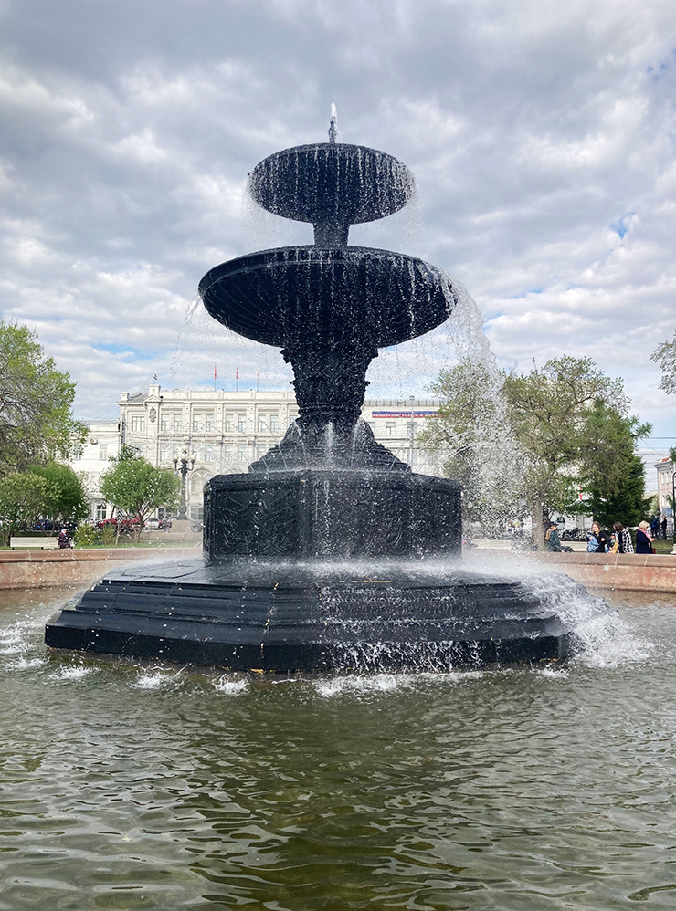 Фонтан в сквере Дзержинского напротив городской администрации